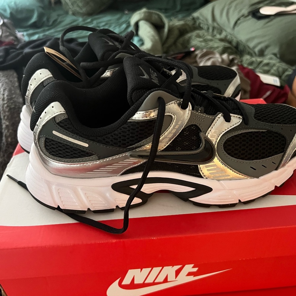 Nike V5 RNR Silver and Black Shoes - Picture 3 of 5